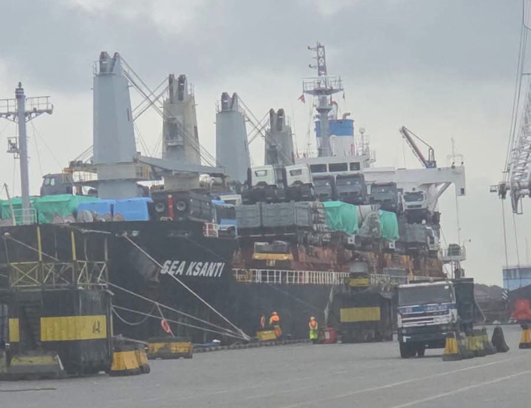 Boakai Govt Takes Delivery of First Batch of Farm Machines at Freeport, Says Deputy Ministry Sando
