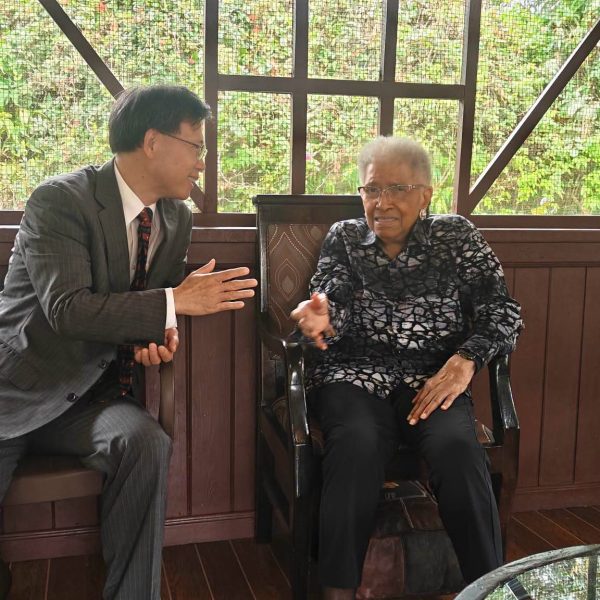 Chinese Ambassador Pays Birthday Visit to Former President Sirleaf
