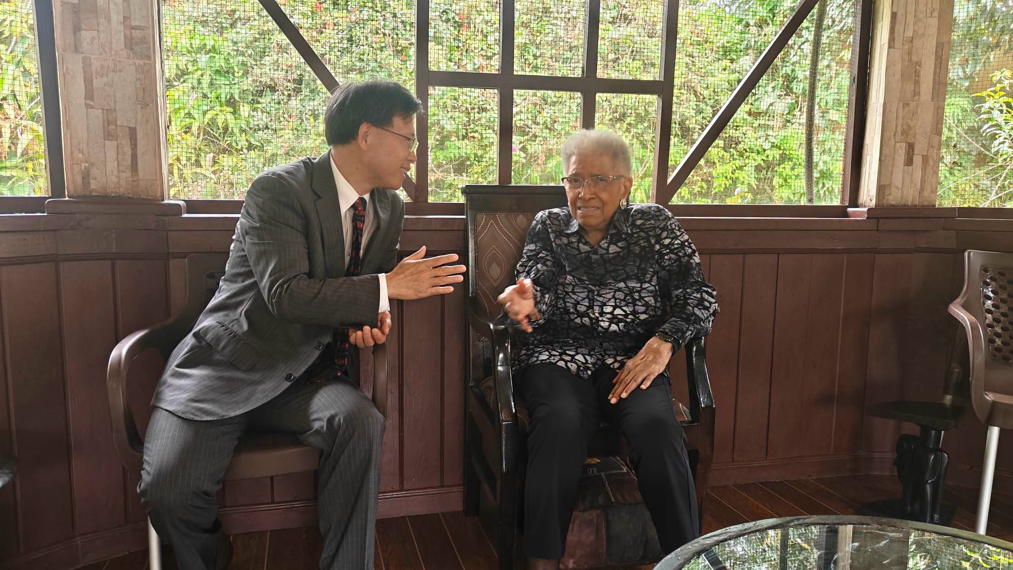 Chinese Ambassador Pays Birthday Visit to Former President Sirleaf